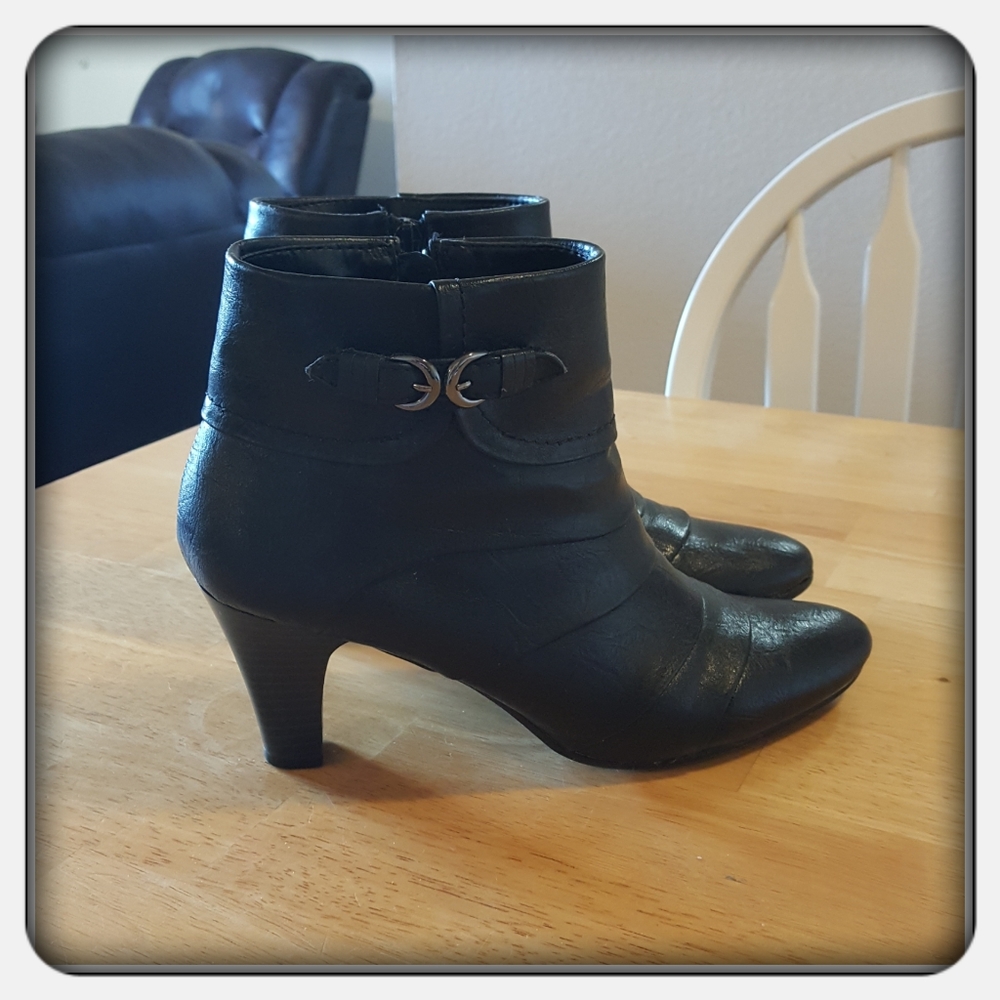 Woman's Black Life Stride Boots Size 10M